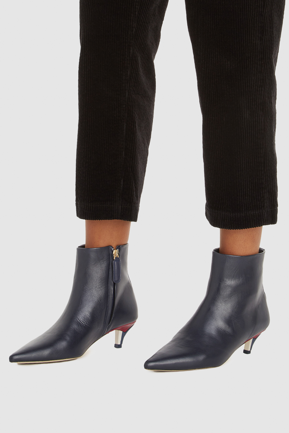 תמונת כל הלוק של מגפונים עם עקב נמוך